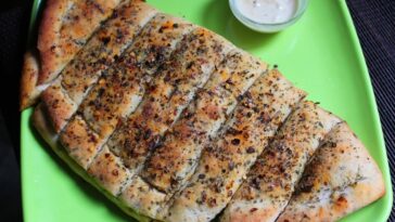 Does Domino's cheesy bread have garlic?