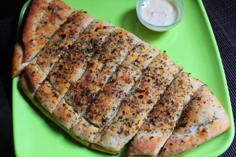 Does Domino's cheesy bread have garlic?