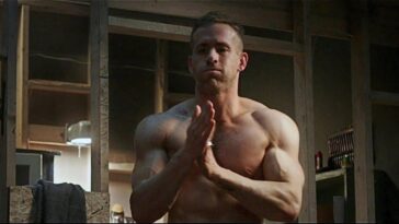 Does Ryan Reynolds train legs?