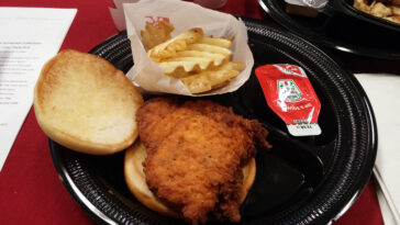 Does Spicy chicken Deluxe come with fries?