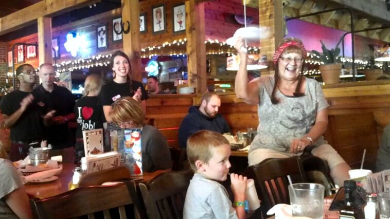 Does Texas Roadhouse do a birthday dessert?