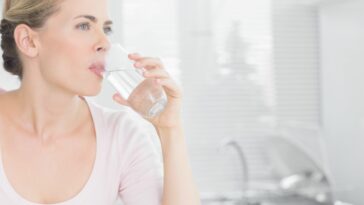 Does drinking water help acid reflux?