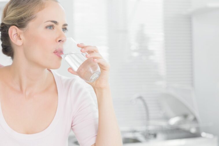 Does drinking water help acid reflux?