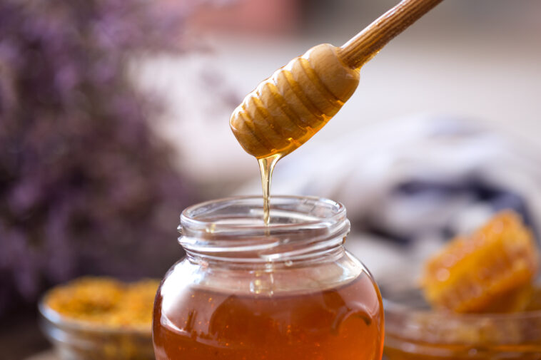 Does eating honey help with allergies?