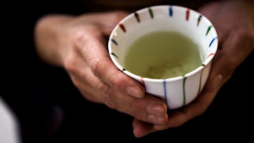 Does green tea make you poop green?