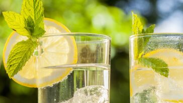 Does lemon water help bad breath?
