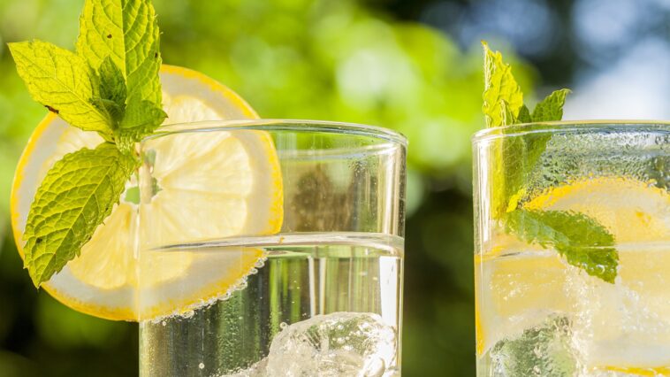 Does lemon water help bad breath?