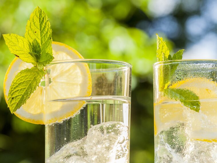 Does lemon water help bad breath?