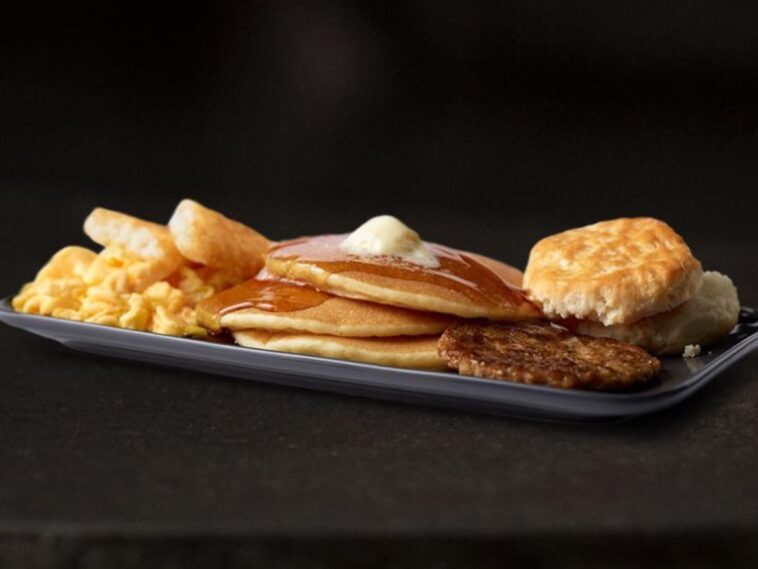 Does mcdonalds big breakfast come with hotcakes?