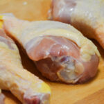 Does off chicken smell bad when cooked?