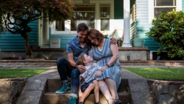 Does rain make restaurants less busy?