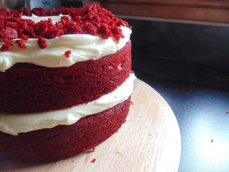 Does red velvet cake have chocolate in it?