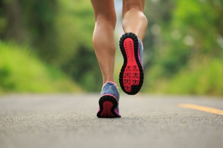 Does walking tone your legs?