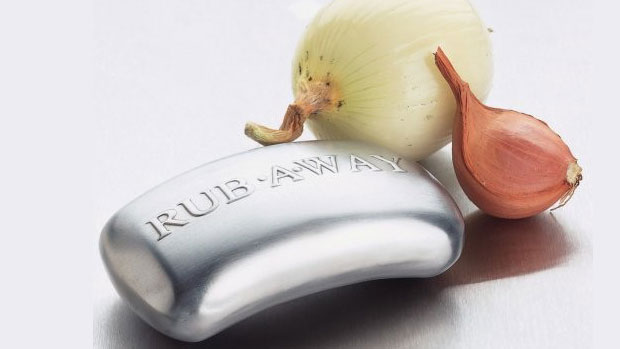 How do I stop smelling after eating garlic?