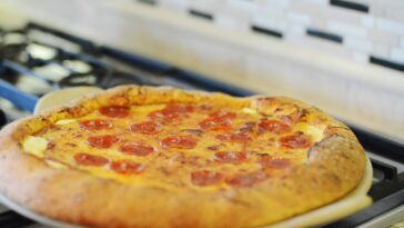 How do they make stuffed crust pizza?