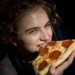 How do you calculate pizza for a party?