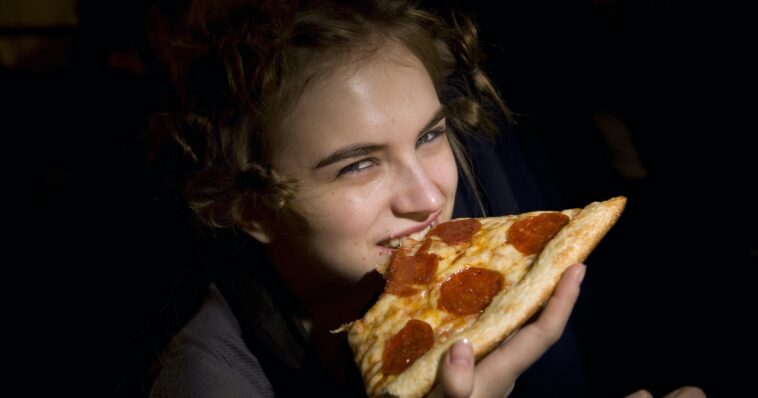 How do you calculate pizza for a party?