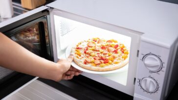 How do you cook pizza in a convection microwave?