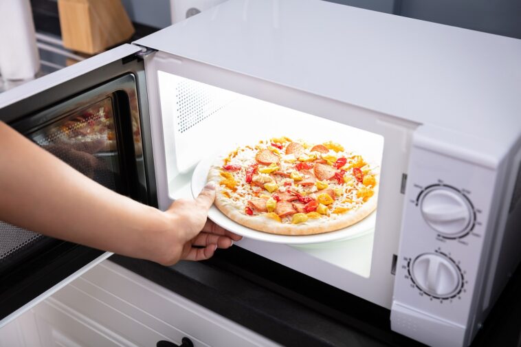 How do you cook pizza in a convection microwave?
