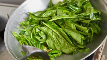 How do you cook spinach without losing nutrients?