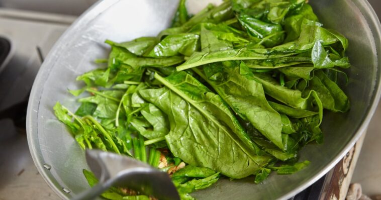 How do you cook spinach without losing nutrients?