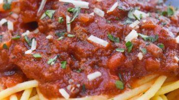 How do you get spaghetti sauce to stick to the spaghetti?