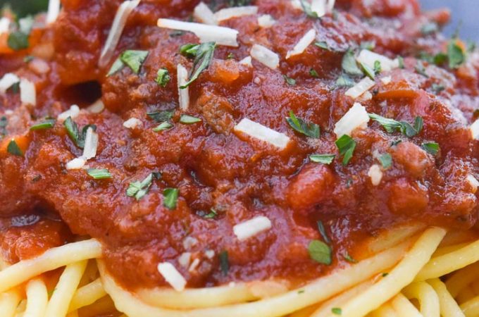 How do you get spaghetti sauce to stick to the spaghetti?