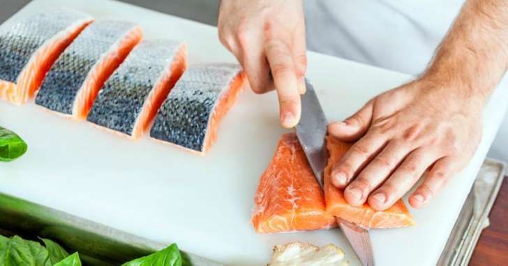 How do you get the fishy smell out of salmon?