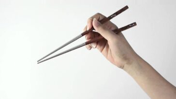 How do you hold chopsticks correctly?