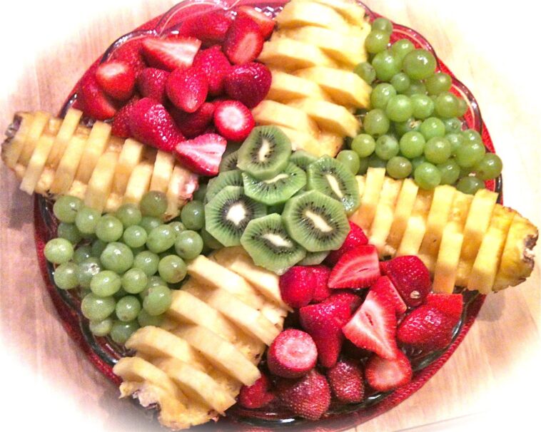 How do you make a fruit tray?