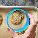 How do you make perfectly round chocolate chip cookies?