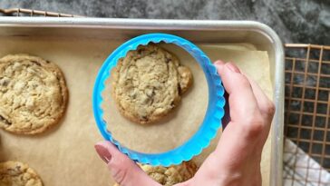How do you make perfectly round chocolate chip cookies?