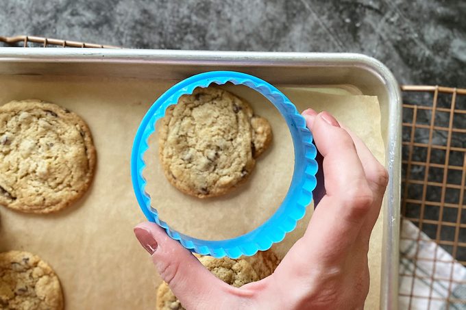 How do you make perfectly round chocolate chip cookies?