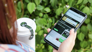 How do you pay with the Starbucks app?