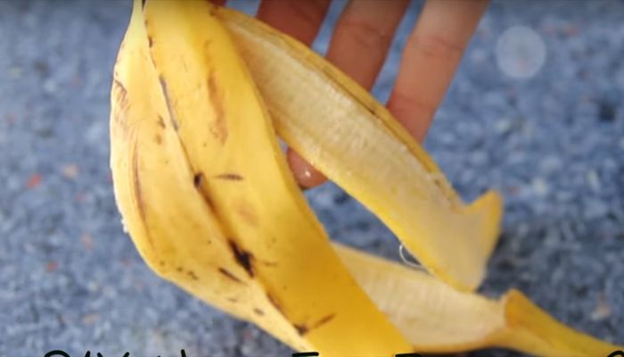 How do you peel a raw banana?