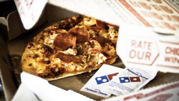 How do you reheat Domino's pizza in the oven?