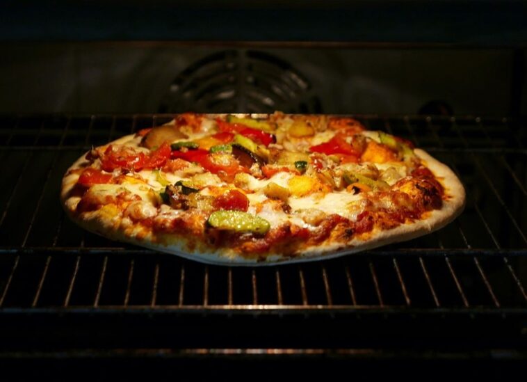 How do you reheat pizza at 400 degrees?