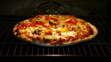 How do you reheat pizza at 400 degrees?