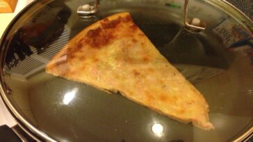 How do you reheat pizza so it's crispy?