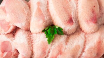 How do you thaw frozen chicken wings?