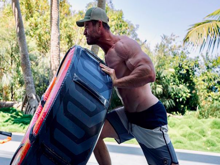 How does Chris Hemsworth bulk up?