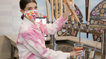 How does JLO drink her coffee?