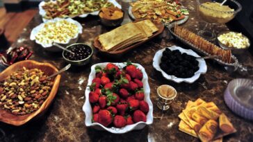 How is a tasting menu served?