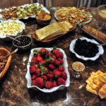 How is a tasting menu served?