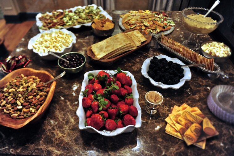 How is a tasting menu served?