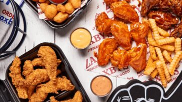 How many calories are in 10 Zaxbys wings?