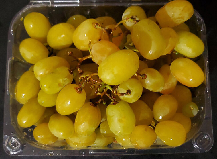 How many calories are in 100g of cotton candy grapes?