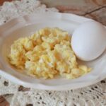 How many calories are in 2 eggs and 2 slices of bread?