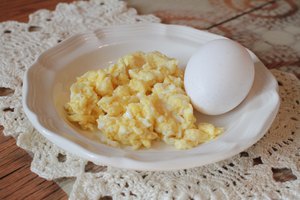 How many calories are in 2 eggs and 2 slices of bread?