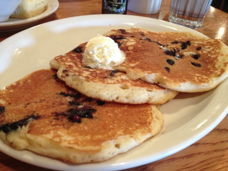 How many calories are in 3 Cracker Barrel pancakes?